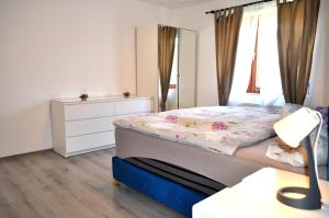 een slaapkamer met een bed, een dressoir en een spiegel bij EG Das Familien-Apartment TOP 1 in Wenen