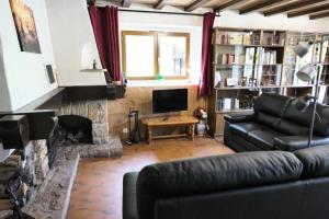 een woonkamer met een bank en een open haard bij Chalet Les Margagnes - Chalets pour 8 Personnes 631 in Saint-Gervais-les-Bains