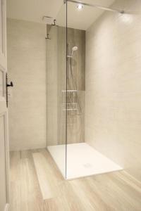een douche met een glazen deur in de badkamer bij Chalet Les Margagnes - Chalets pour 8 Personnes 631 in Saint-Gervais-les-Bains