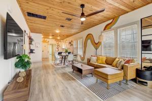 una sala de estar con un sofá y una mesa en The Retro Retreat - Close to Downtown, Fort Sam, en San Antonio