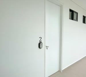 Una puerta con el número dos en una habitación en Apartaestudio Brumilo 2, en Montería