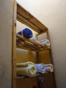 een houten plank met blauwe en witte handdoeken erop bij Kili House Hostel in Arusha