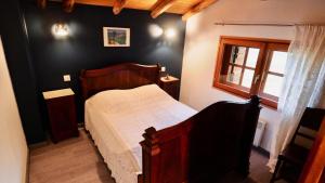 Schlafzimmer mit einem Bett und einem Fenster in der Unterkunft Chalet Monin - Chalets pour 6 Personnes 671 in Modane