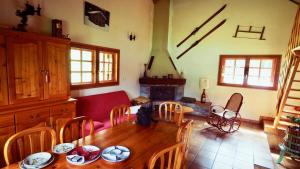 ein Wohnzimmer mit einem Tisch und einem Sofa in der Unterkunft Chalet Monin - Chalets pour 6 Personnes 671 in Modane