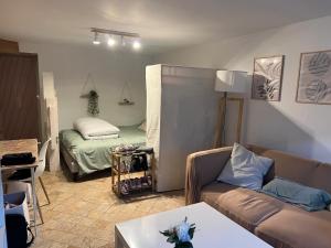 sala de estar con sofá y cama en Belle villa avec grande piscine 12 couchages 100m du tram, en Le Bouscat