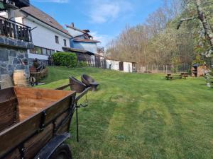 un patio con un banco y una casa en alojamiento con jardin y barbacoa, en Cangas de Onís