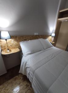 Ein Bett oder Betten in einem Zimmer der Unterkunft anamnesis Agrinio