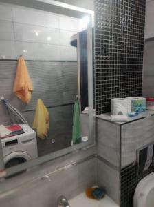 Mieszkanie w Tucholi في توكولا: حمام مع حوض ومرآة