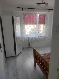 Mieszkanie w Tucholi في توكولا: غرفة مع نافذة وباب مع نافذة