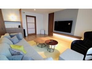 ein Wohnzimmer mit einem Sofa und einem Tisch in der Unterkunft Rishiri Fuji Kanko Hotel - Vacation STAY 63401v in Oshidomari
