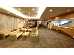 una sala d'attesa con divani e tavoli in un ospedale di Rishiri Fuji Kanko Hotel - Vacation STAY 63409v a Oshidomari