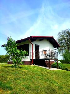 Casa blanca pequeña con balcón en un campo en APARTMA KAPELSKI FANT, en Sveti Jurij ob Ščavnici