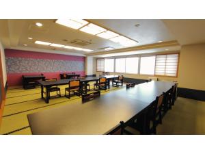 uma sala de aula com mesas e cadeiras numa sala em Rishiri Fuji Kanko Hotel - Vacation STAY 63409v em Oshidomari