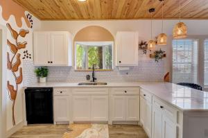 Η κουζίνα ή μικρή κουζίνα στο The Retro Retreat - Close to Downtown, Fort Sam +10 φωτογραφίες