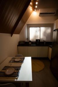 a small kitchen with a stove and a window at Cabana Gameleira - Viagem Inspirada in Fernando de Noronha