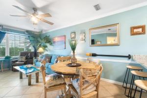 sala de estar con mesa y sofá en Grand Caribbean 115 by Vacation Homes Collection, en Orange Beach