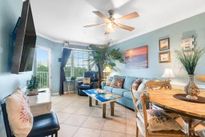 sala de estar con sofá y mesa en Grand Caribbean 115 by Vacation Homes Collection, en Orange Beach