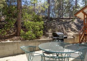 einen Tisch und Stühle auf einer Terrasse in der Unterkunft ITH Big Bear Lake Hostel & Retreat Center in Big Bear Lake