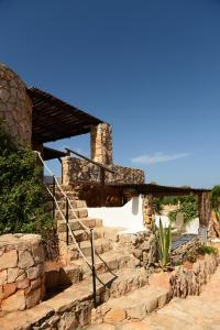 un escalier en pierre en face d'un bâtiment dans l'établissement Calamadonna Club Hotel, à Lampedusa