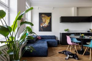 ein Wohnzimmer mit einem blauen Sofa und einem Tisch in der Unterkunft Luxurious Couples Smart Home in Malmö