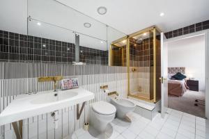 een badkamer met een wastafel, een toilet en een douche bij New Piccadilly, Mayfair, London 6100P in Londen