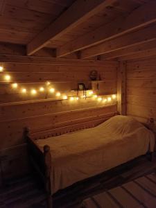 una camera da letto con un letto illuminato di Avlija Biberović a Sjenica