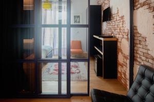 Casa Rebecca في ريبوستو: غرفة معيشة مع باب زجاجي منزلق