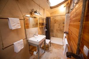 uma casa de banho com um lavatório, um WC e uma banheira em Domaine De Chantemerle B'nB em Marsac