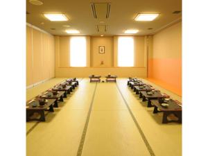 Akinomiya Sanso - Vacation STAY 46104v في Yuzawa: غرفه كبيره فيها طاولات وكراسي