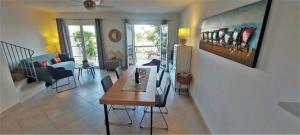 ein Wohnzimmer mit einem Tisch und einem Wohnzimmer in der Unterkunft Cosy marina moderne et spacieuse in Aigues-Mortes