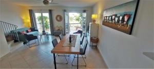 a living room with a table and a living room at Cosy marina moderne et spacieuse in Aigues-Mortes