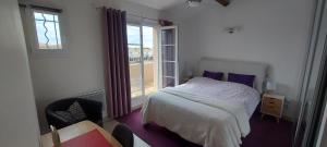 a small bedroom with a bed and a window at Cosy marina moderne et spacieuse in Aigues-Mortes