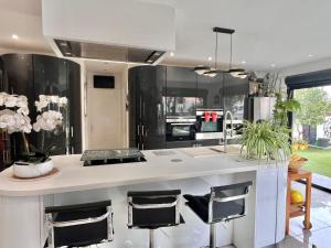 uma cozinha com um balcão branco e armários pretos em Appartement La Grande-Motte, 4 pièces, 6 personnes - FR-1-716-63 em La Grande-Motte