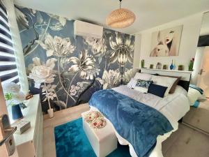 - une chambre avec du papier peint floral bleu et blanc dans l'établissement Appartement La Grande-Motte, 4 pièces, 6 personnes - FR-1-716-63, à La Grande Motte