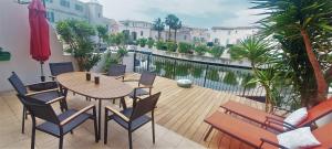 a patio with a table and chairs on a balcony at Cosy marina moderne et spacieuse in Aigues-Mortes