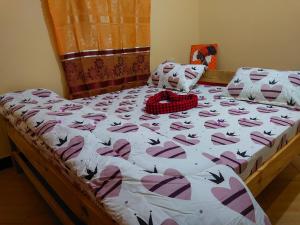 een bed met paarse vlinders erop in een slaapkamer bij Kili House Hostel in Arusha