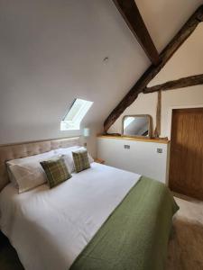 モールドにあるPlas Yn Llan Barn - Exceptional Countryside Viewsのベッドルーム1室(大きな白いベッド1台、枕2つ付)