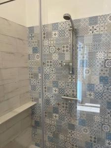 eine Dusche mit Glastür im Bad in der Unterkunft Nel cuore della Tuscia, 4 posti letto. in Tuscania