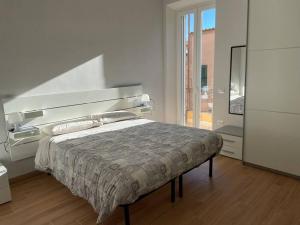 ein Schlafzimmer mit einem großen Bett und einem großen Fenster in der Unterkunft Nel cuore della Tuscia, 4 posti letto. in Tuscania