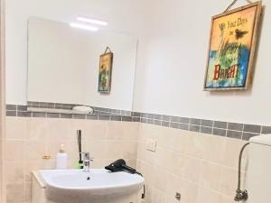 een badkamer met een wastafel en een spiegel bij CASA CHIANTI 47 in Mercatale Val Di Pesa