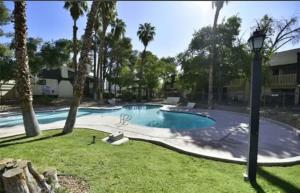 una piscina en un patio con palmeras en Strip en Las Vegas