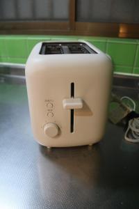 einem weißen Toaster auf einer Theke in der Unterkunft Peaceful inn breeze - Vacation STAY 16612 in Osaka