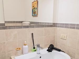 een badkamer met een wastafel en een spiegel aan de muur bij CASA CHIANTI 47 in Mercatale Val Di Pesa