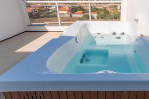 MangabeiraにあるBeach Townhouses - Duplex com Jacuzzi by Carpediemの窓のある部屋にある浴槽 +27枚の写真