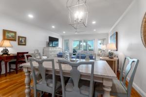 - une salle à manger et un salon avec une table et des chaises dans l'établissement 62 Beach Club Villa, à Isle of Palms