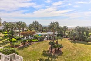 una vista aerea su un parco con palme di 62 Beach Club Villa a Isle of Palms