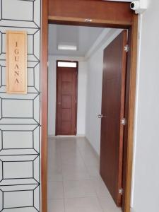 a room with a door and a hallway with a stair at Edificio Tony - Alojamiento Aparta-Hotel in Barrancabermeja