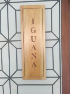 a wooden sign that says open on a wall at Edificio Tony - Alojamiento Aparta-Hotel in Barrancabermeja