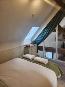 モールドにあるPlas Yn Llan Barn - Exceptional Countryside Viewsの小さなベッドルーム(ベッド1台、窓付)