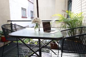 una mesa con un ordenador portátil en un balcón con plantas en Casa Pánuco en Ciudad de México